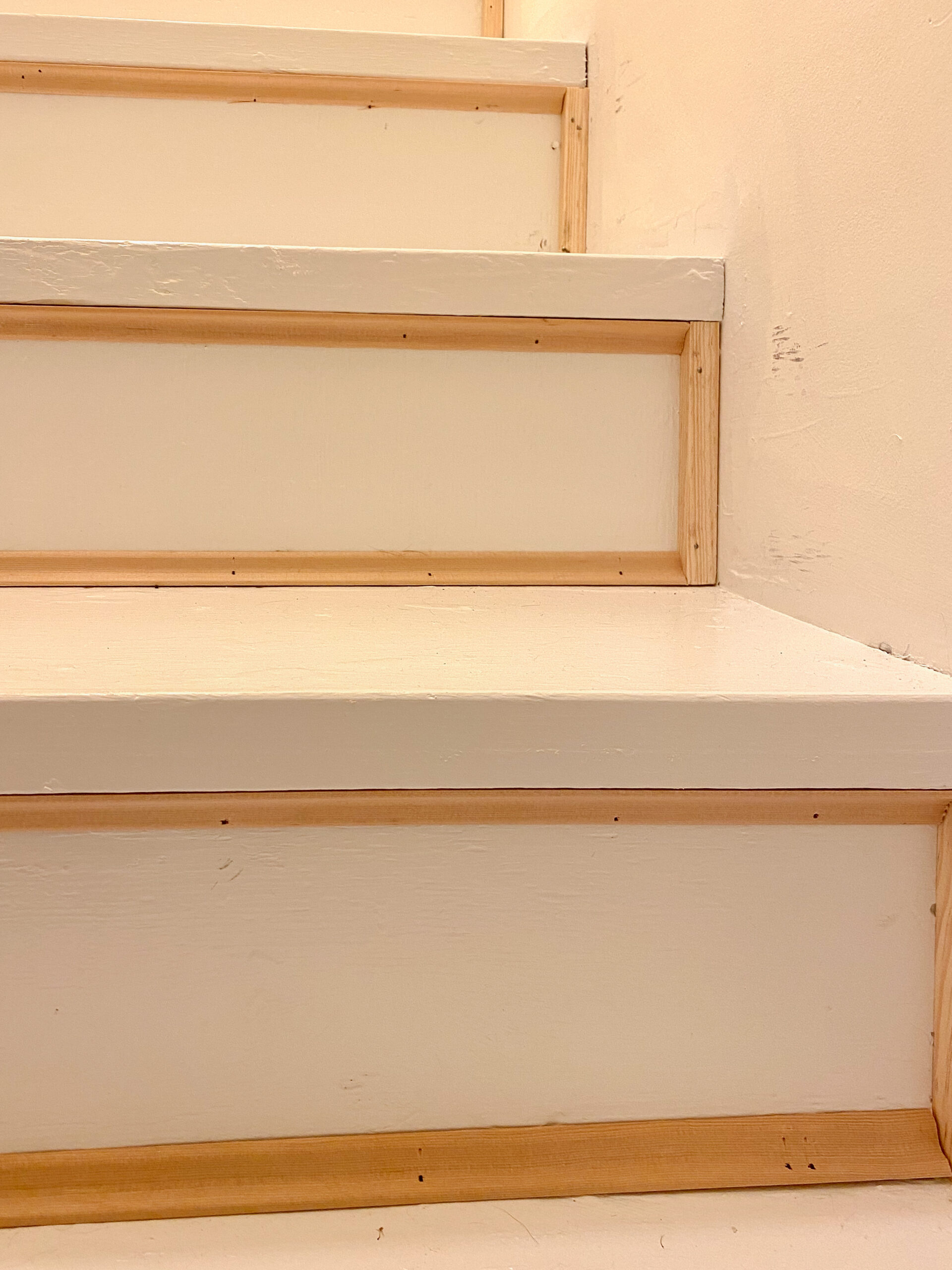 how to install carpet runner on curved stairs