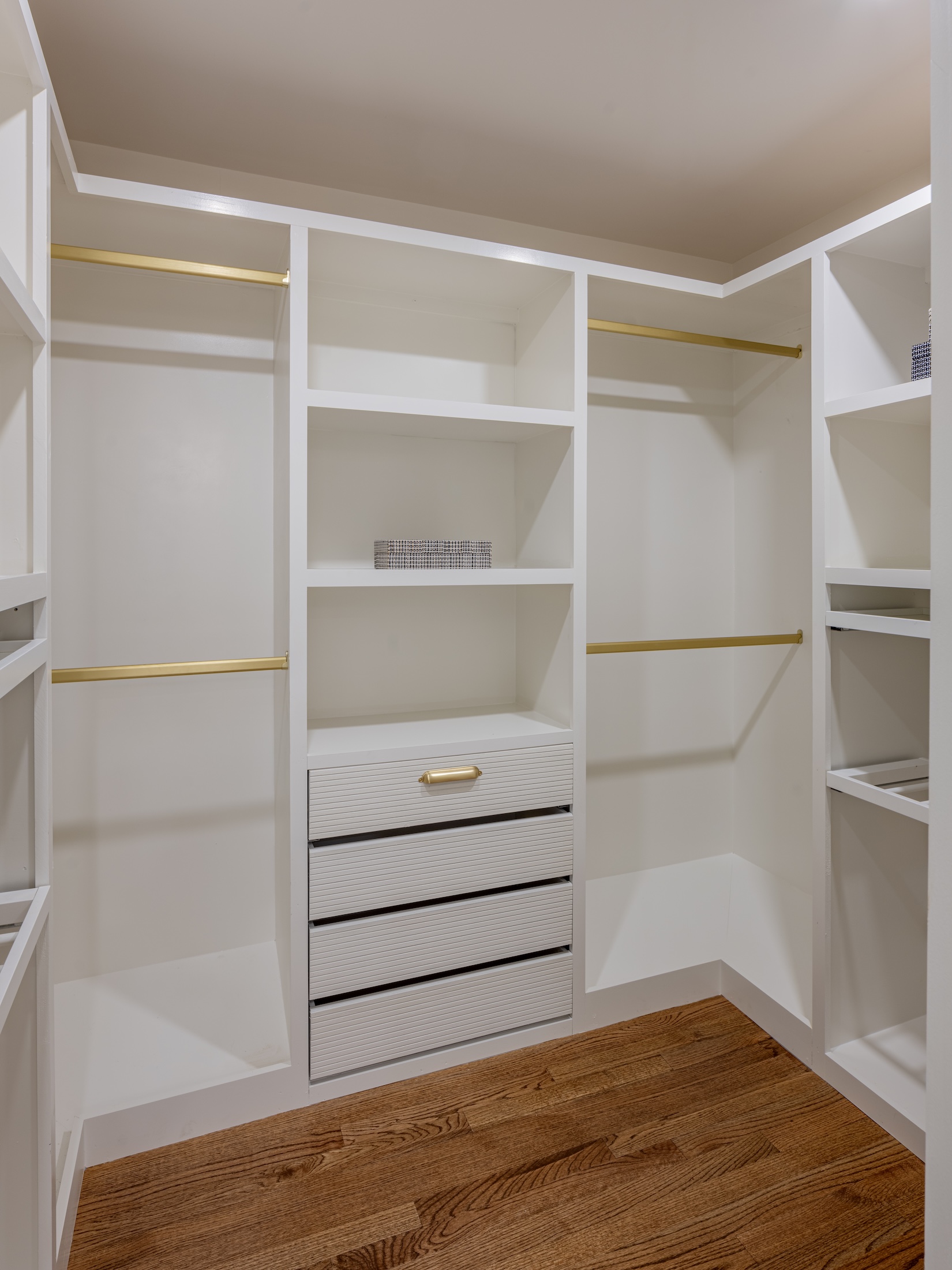 best way to organize your clothes in your closet